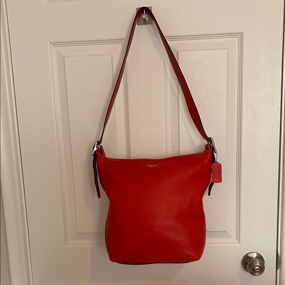 Coach hobo bag in coral color leather
30cm by 32cm by 15cm